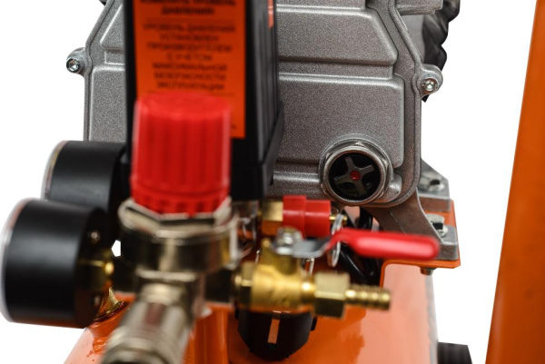 Компрессор "ВИХРЬ" КМП-230/24 (поршневой 1600Вт, 230л/мин, объём 24л, 8 бар, 220В)