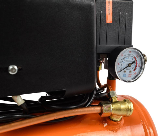 Компрессор "ВИХРЬ" КМП-210/10 (поршневой 1600Вт, 210л/мин, объём 10л, 8 бар, 220В)