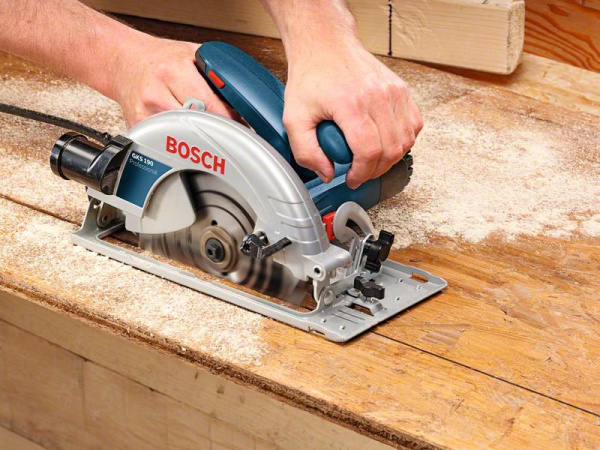 Пила дисковая Bosch GKS 190, д.диска - 190 мм, 5500 об/мин, 1400 Вт, глубина пропила - 70 мм, 4.2 кг, 0152201