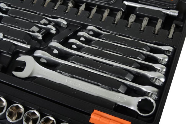 Набор инструментов, 1/2" , 1/4" , CrV, пластиковый кейс 82 предм 73/6/7/3 "ВИХРЬ"