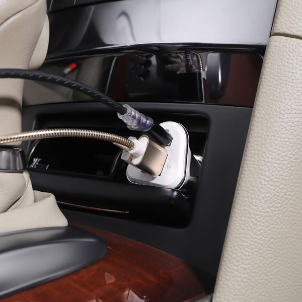 Автозарядка в прикуриватель 3хUSB (АЗУ) (2х1000 mA, 2100 mA) белая REXANT